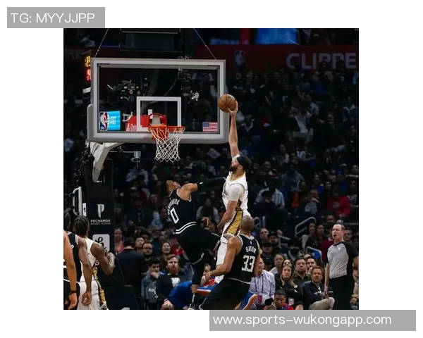 小南斯篮下强势进攻旱地拔葱单臂暴扣展现霸主风范